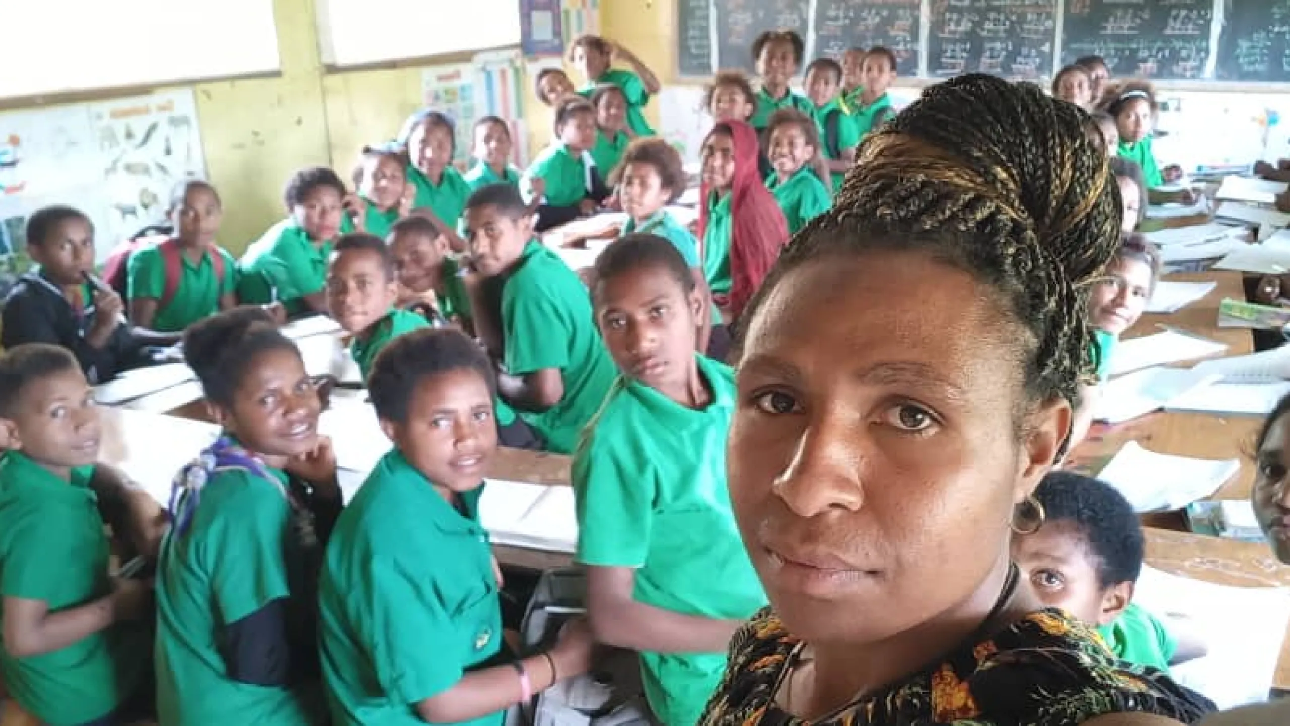 Helen-Thomas-with-students-in-the-classroom